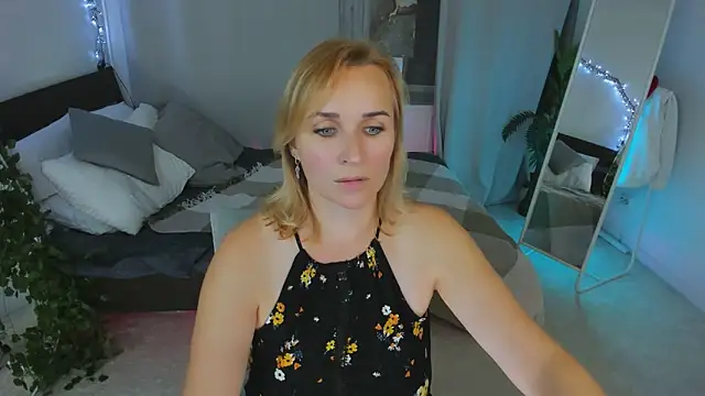 Snapshot of Karinella_x chatting on September 19, 2025, 9:26 pm Karinella x online show from September 19, 2025, 9:26 pm