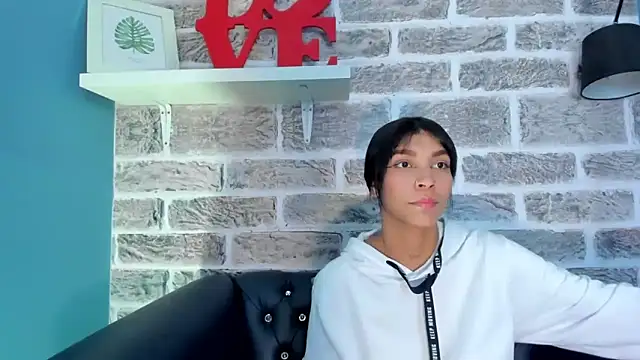 Snapshot of LauraAristizabal chatting on March 3, 2025, 6:55 pm LauraAristizabal online show from March 3, 2025, 6:55 pm