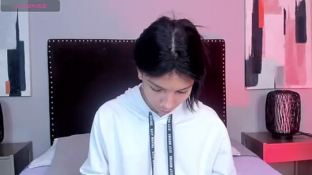 Snapshot of LauraAristizabal chatting on March 14, 2025, 12:40 pm LauraAristizabal online show from March 14, 2025, 12:40 pm