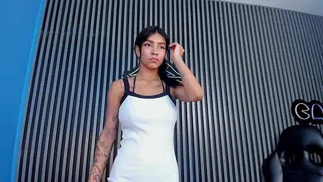 Snapshot of LauraAristizabal chatting on March 22, 2025, 6:58 pm LauraAristizabal online show from March 22, 2025, 6:58 pm