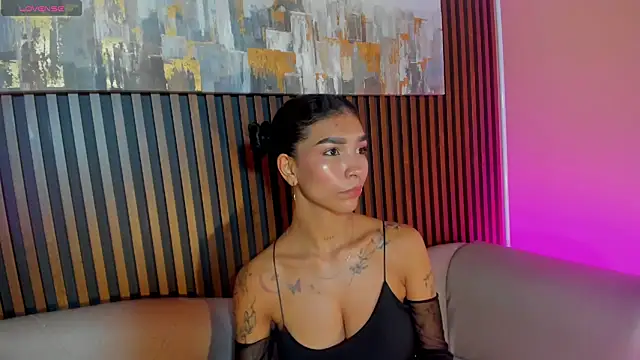 LauraAristizabal online show from March 21, 2026, 12:43 pm