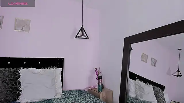 Snapshot of CeliWoods chatting on October 15, 2025, 11:21 am CeliWoods online show from October 15, 2025, 11:21 am