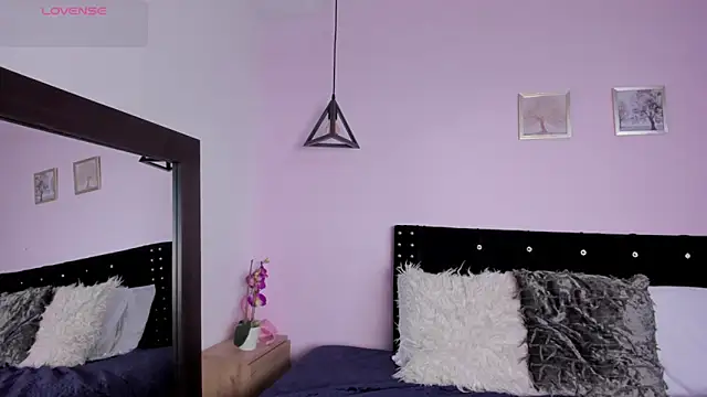 Snapshot of CeliWoods chatting on November 6, 2025, 11:44 am CeliWoods online show from November 6, 2025, 11:44 am