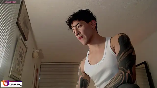 ivaaaan  online show from April 14, 2026, 9:43 pm