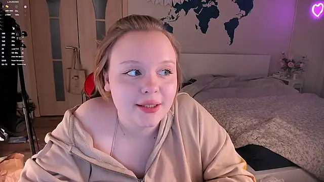 Snapshot of LisaLaas chatting on December 14, 2024, 4:20 pm LisaLaas online show from December 14, 2024, 4:20 pm