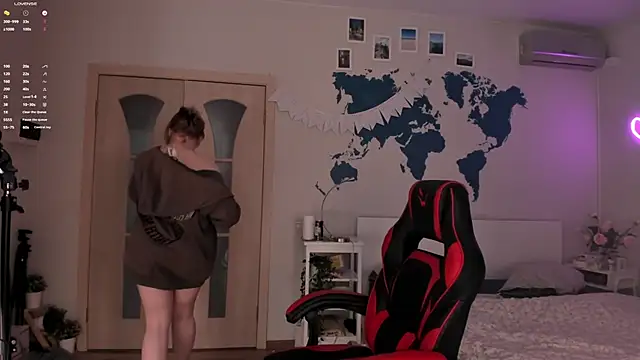 Snapshot of LisaLaas chatting on December 22, 2024, 6:26 pm LisaLaas online show from December 22, 2024, 6:26 pm