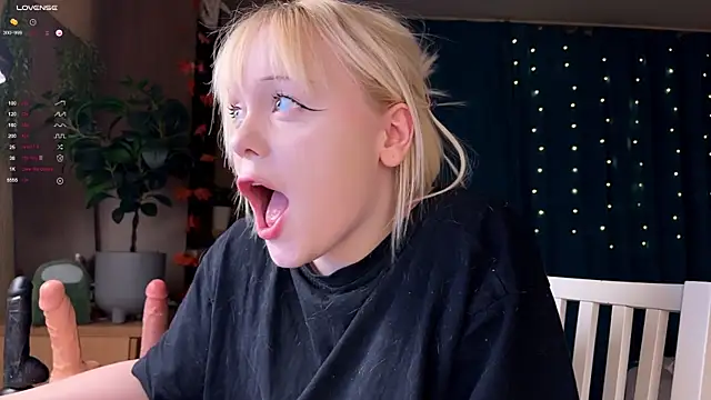 Snapshot of LisaLaas chatting on November 22, 2025, 8:52 pm LisaLaas online show from November 22, 2025, 8:52 pm