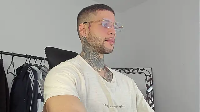  jamesleandros1 online show from October 20, 2025, 5:24 pm