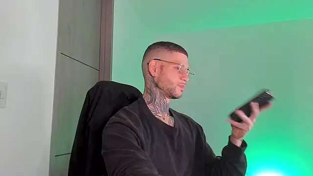  jamesleandros1 online show from March 27, 2026, 1:44 am