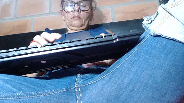 Snapshot of DevoraAmateur chatting on March 11, 2026, 1:00 am DevoraAmateur online show from March 11, 2026, 1:00 am