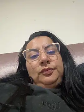 Abril Luv online show from November 28, 2025, 2:14 am