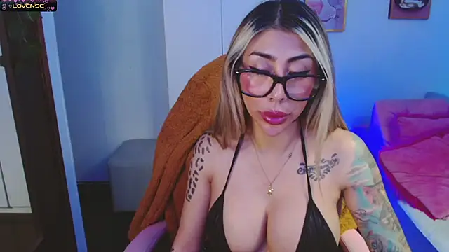 Snapshot of Martina_Dash chatting on March 20, 2025, 12:30 am Martina Dash online show from March 20, 2025, 12:30 am