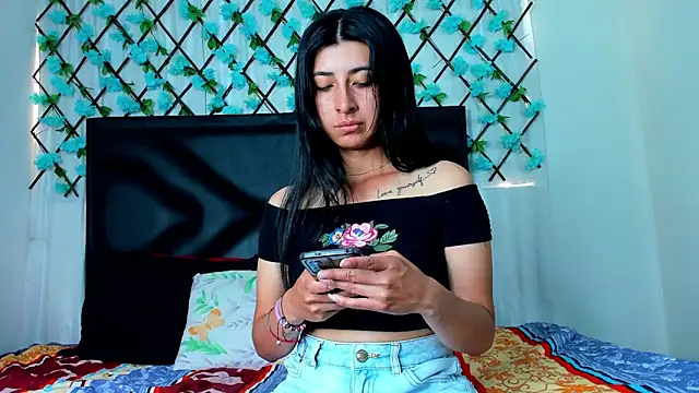 Snapshot of EmmaWilliamss chatting on December 23, 2024, 3:23 pm EmmaWilliamss online show from December 23, 2024, 3:23 pm