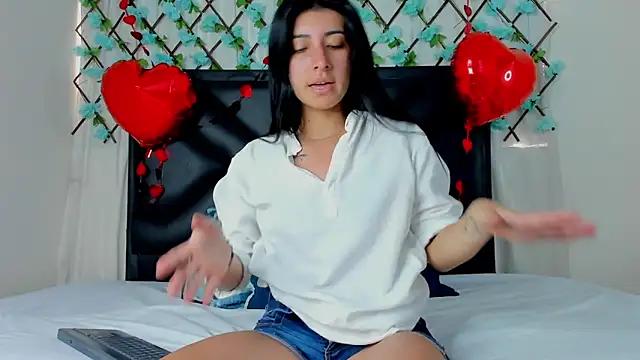 Snapshot of EmmaWilliamss chatting on February 14, 2025, 3:58 pm EmmaWilliamss online show from February 14, 2025, 3:58 pm