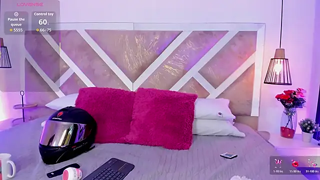 ZiaCalifa online show from April 13, 2026, 11:48 am