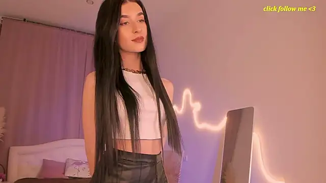 Snapshot of LauraCoy chatting on July 5, 2026, 9:11 pm LauraCoy online show from July 5, 2026, 9:11 pm