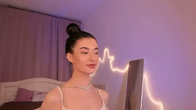 Snapshot of LauraCoy chatting on July 7, 2026, 8:13 pm LauraCoy online show from July 7, 2026, 8:13 pm