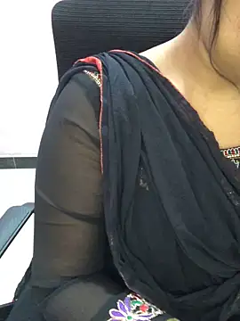 Snapshot of Rose_Olivia chatting on February 12, 2026, 3:51 pm Rose Olivia online show from February 12, 2026, 3:51 pm