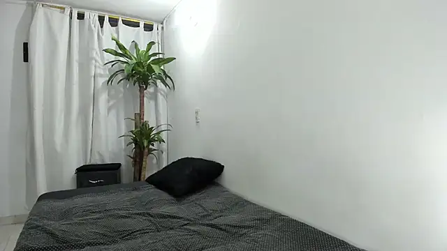 Snapshot of Lia-y-felipe chatting on February 26, 2026, 11:48 pm Lia-y-felipe online show from February 26, 2026, 11:48 pm