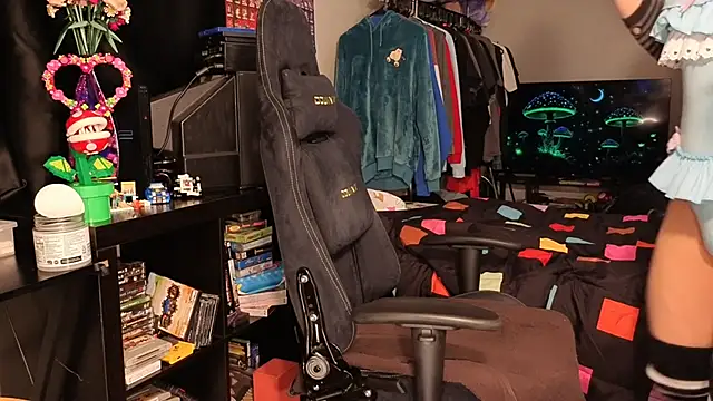 Snapshot of ShinyCherub chatting on February 4, 2025, 10:00 am ShinyCherub online show from February 4, 2025, 10:00 am