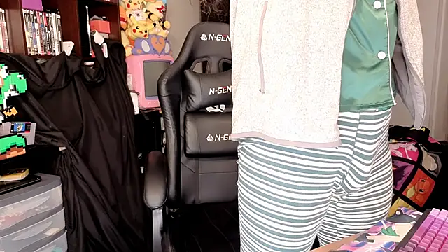 Snapshot of ShinyCherub chatting on February 17, 2026, 10:16 pm ShinyCherub online show from February 17, 2026, 10:16 pm