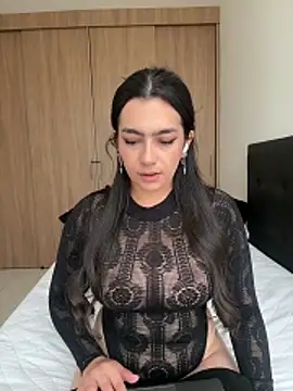 Nicollemays online show from April 20, 2026, 1:14 pm