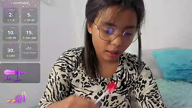 Snapshot of Aleja_DANS chatting on February 13, 2025, 4:11 am Aleja DANS online show from February 13, 2025, 4:11 am