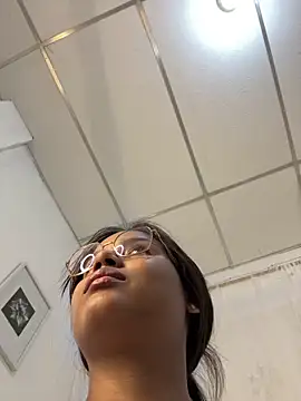 Snapshot of Aleja_DANS chatting on March 21, 2025, 3:33 am Aleja DANS online show from March 21, 2025, 3:33 am