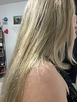 Snapshot of Celestedubois chatting on December 16, 2024, 6:43 am Celestedubois online show from December 16, 2024, 6:43 am