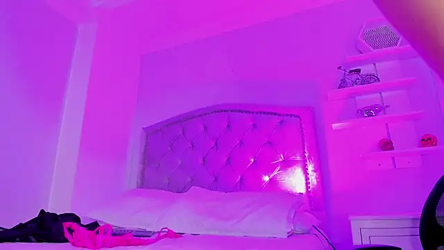 Snapshot of CamileHolmes chatting on January 18, 2025, 8:20 am CamileHolmes online show from January 18, 2025, 8:20 am