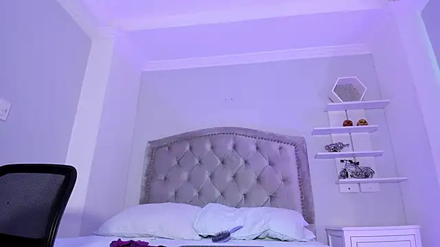 Snapshot of CamileHolmes chatting on February 9, 2025, 8:44 am CamileHolmes online show from February 9, 2025, 8:44 am