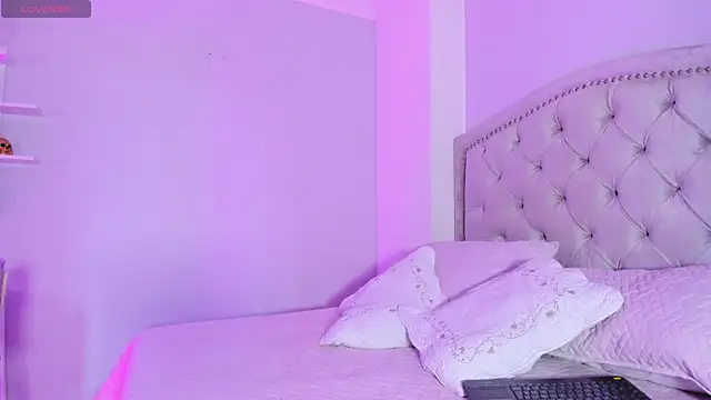 Snapshot of CamileHolmes chatting on March 4, 2025, 5:21 am CamileHolmes online show from March 4, 2025, 5:21 am