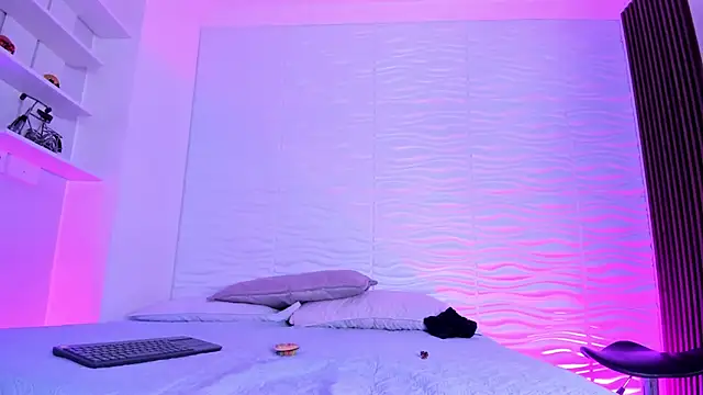 Snapshot of CamileHolmes chatting on October 17, 2025, 5:32 am CamileHolmes online show from October 17, 2025, 5:32 am