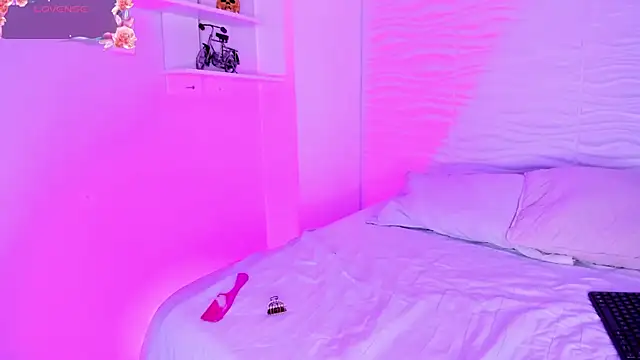 Snapshot of CamileHolmes chatting on October 18, 2025, 6:16 am CamileHolmes online show from October 18, 2025, 6:16 am