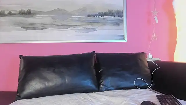 Snapshot of Tiffanysurez_ chatting on October 8, 2025, 8:17 pm Tiffanysurez online show from October 8, 2025, 8:17 pm