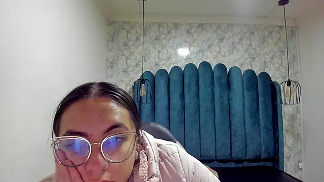 nalalye cruzz  online show from October 3, 2025, 2:30 am