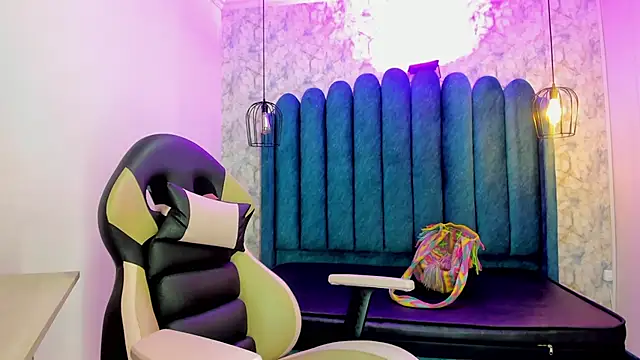 nalalye cruzz  online show from December 17, 2025, 2:28 am