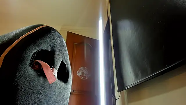 nalalye cruzz  online show from March 27, 2026, 2:28 am