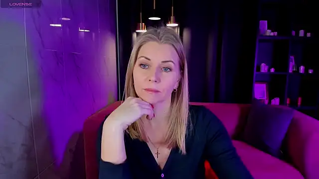 Snapshot of Annie_Light chatting on December 4, 2024, 5:49 am Annie Light online show from December 4, 2024, 5:49 am