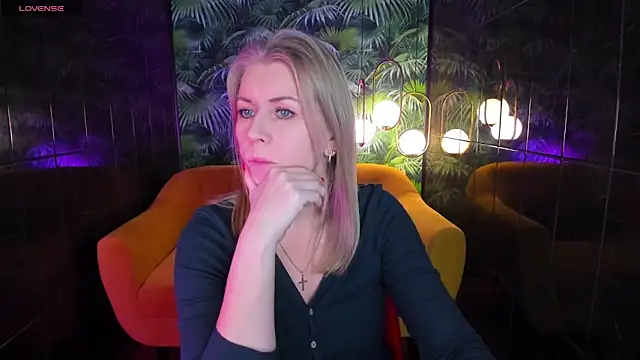 Snapshot of Annie_Light chatting on December 5, 2024, 5:48 am Annie Light online show from December 5, 2024, 5:48 am