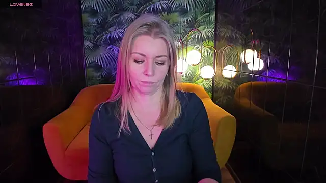 Snapshot of Annie_Light chatting on December 5, 2024, 8:55 am Annie Light online show from December 5, 2024, 8:55 am