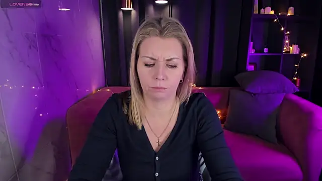 Snapshot of Annie_Light chatting on January 12, 2025, 12:01 pm Annie Light online show from January 12, 2025, 12:01 pm