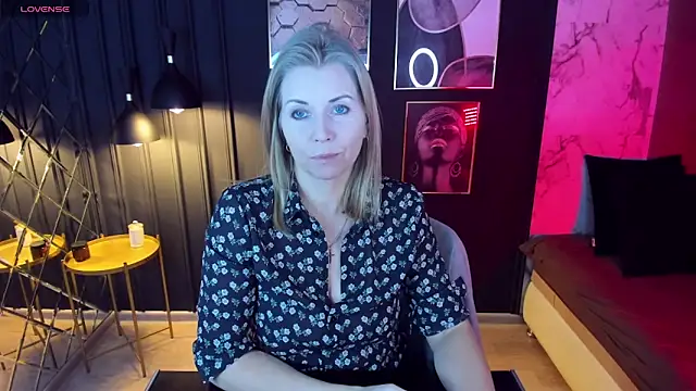 Snapshot of Annie_Light chatting on January 21, 2025, 11:56 am Annie Light online show from January 21, 2025, 11:56 am