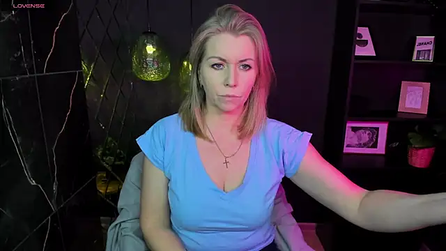 Snapshot of Annie_Light chatting on January 23, 2025, 5:45 am Annie Light online show from January 23, 2025, 5:45 am