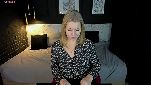 Snapshot of Annie_Light chatting on January 27, 2025, 8:51 am Annie Light online show from January 27, 2025, 8:51 am