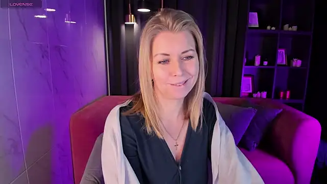 Snapshot of Annie_Light chatting on February 11, 2025, 8:48 am Annie Light online show from February 11, 2025, 8:48 am