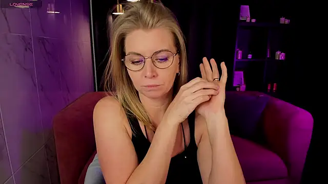 Snapshot of Annie_Light chatting on February 28, 2025, 8:53 am Annie Light online show from February 28, 2025, 8:53 am