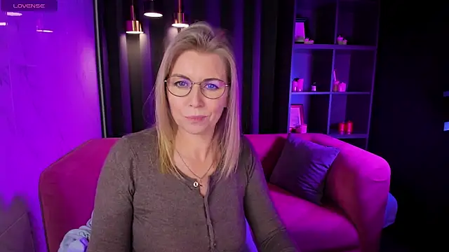 Snapshot of Annie_Light chatting on March 3, 2025, 11:55 am Annie Light online show from March 3, 2025, 11:55 am