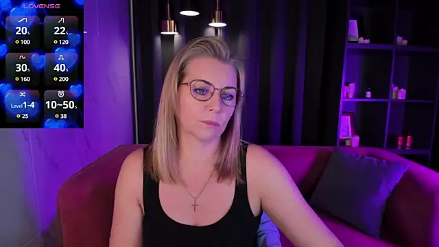 Snapshot of Annie_Light chatting on March 4, 2025, 6:04 am Annie Light online show from March 4, 2025, 6:04 am