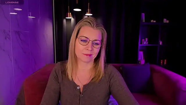 Snapshot of Annie_Light chatting on March 9, 2025, 5:44 am Annie Light online show from March 9, 2025, 5:44 am